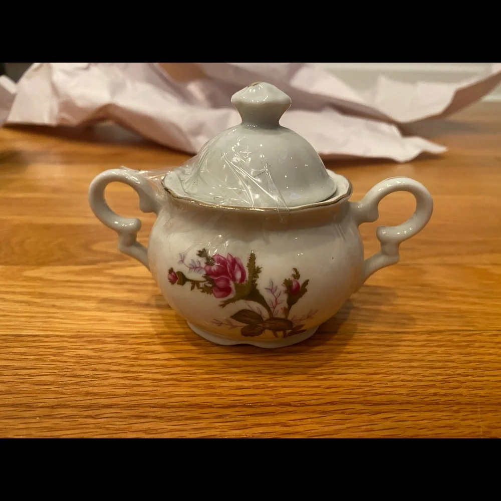 Porcelain creamer and sugar set